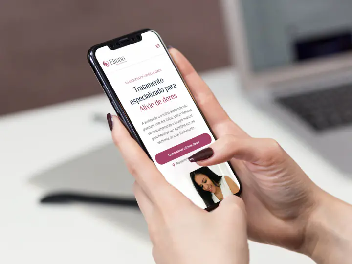 Pessoa acessando o site da Eliana Massoterapeuta no celular